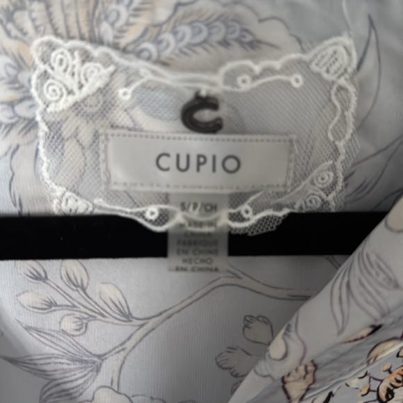 Cupio unique pleated sleeve silky blouse with hood - Picture 2 of 4